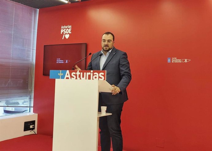 El secretario general de la FSA-PSOE, Adrián Barbón, en rueda de prensa.