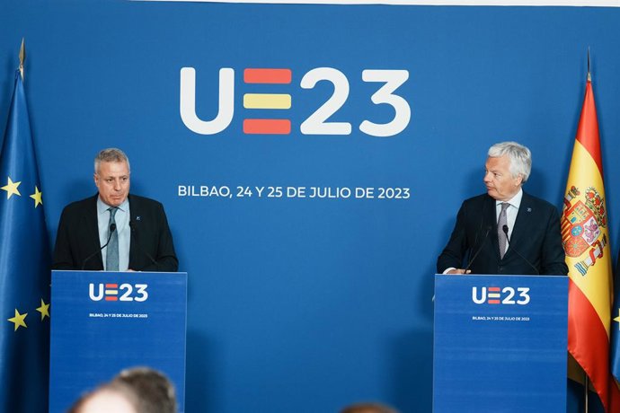 El secretario general de Consumo y Juego del Gobierno de España, Rafael Escudero, y el Comisario europeo de Justicia, Didier Reynders, en la reunión informal de ministros de Consumo de la UE en Bilbao