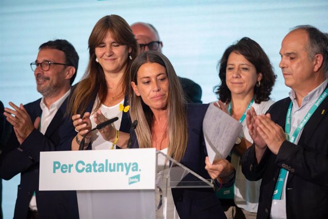 (I-D) El vicepresidente y portavoz de Junts, Josep Rius, la presidenta de Junts, Laura Borràs, la candidata número 1 de Junts por Barcelona al Congreso de los Diputados, Míriam Nogueras