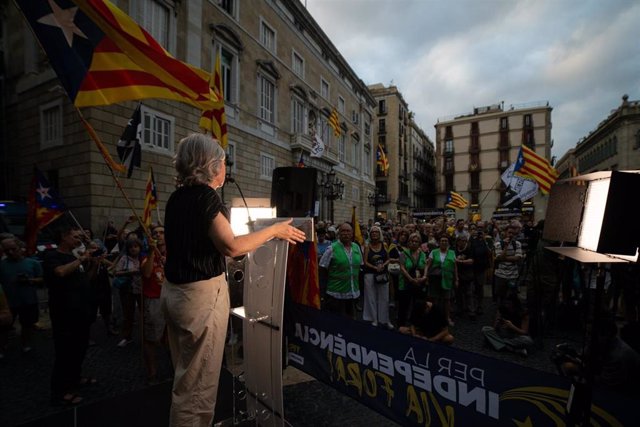 La presidenta de la Assemblea Nacional Catalana, Dolors Feliu, en una concentración en la plaza de Sant Jaume