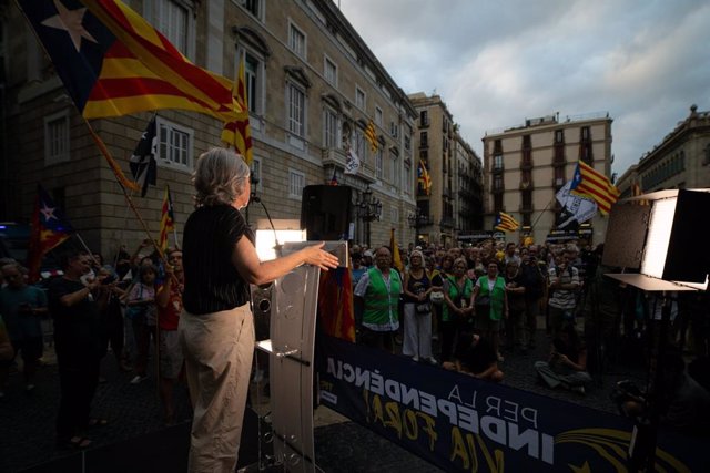 La presidenta de l'Assemblea Nacional Catalana, Dolors Feliu, en una concentració a la plaça de Sant Jaume