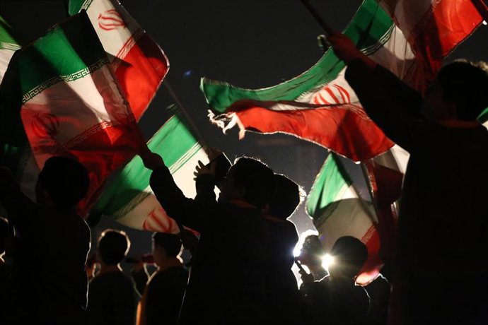 Archivo - Banderas de Irán en una manifestación