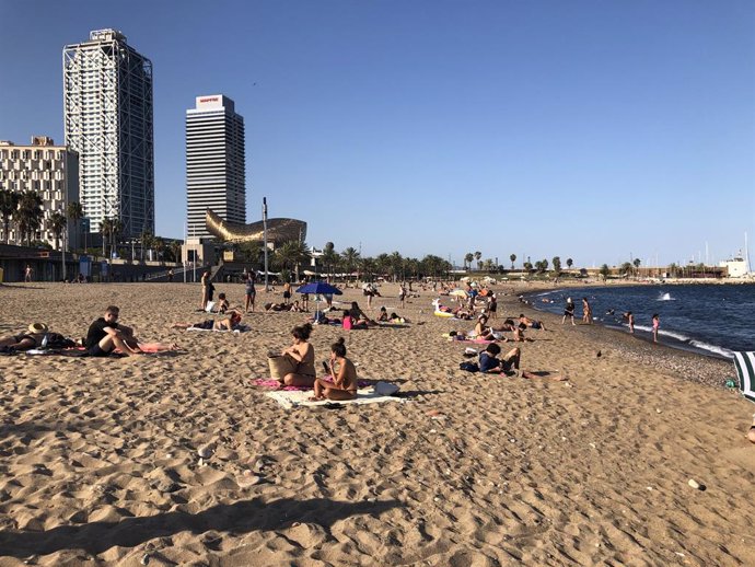 Archivo - Arxivo - Banyistes prenen el sol a la platja del Somorrostro, a Barcelona, el divendres 7 d'agost del 2020