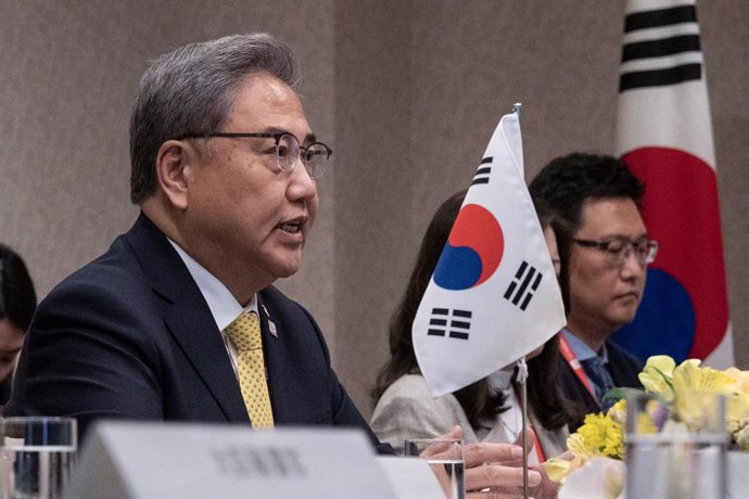 Archivo - May 20, 2023, Hiroshima, Japan: South Korea's Foreign Minister Park Jin (L) speaks with Japan's Foreign Minister Yoshimasa Hayashi (not pictured) at the start of their bilateral meeting on the sidelines of the G7 Summit Leaders' Meeting in Hir