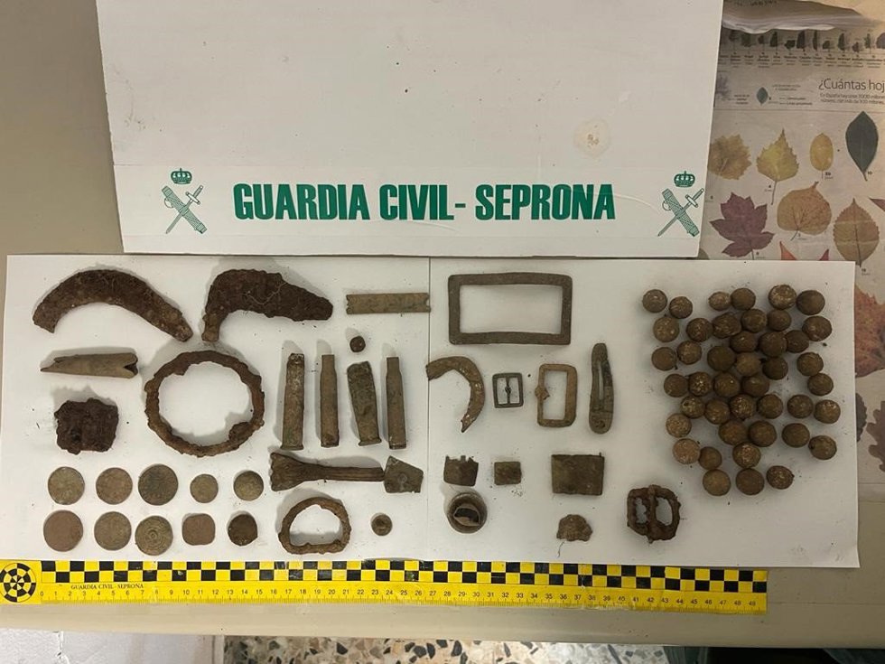 Objetos intervenidos a dos personas denunciadas por utilizar detectores de metales para buscar en Baztan restos arqueológicos.