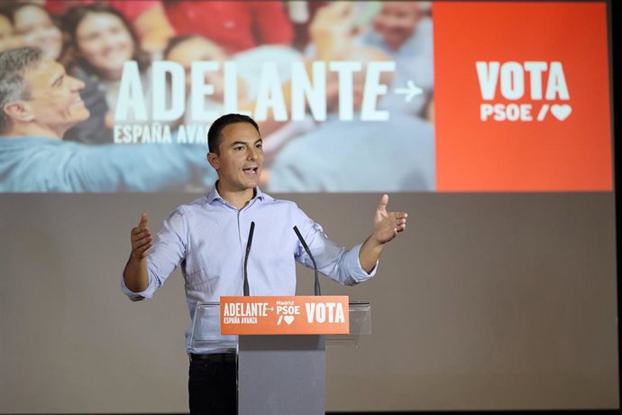 El portavoz socialista en la Asamblea y secretario general del PSOE-M, Juan Lobato, participan en un acto de campaña del PSOE, a 13 de julio de 2023, en Alcalá de Henares, Madrid (España). Este mitin electoral se realiza de cara a los comicios generales