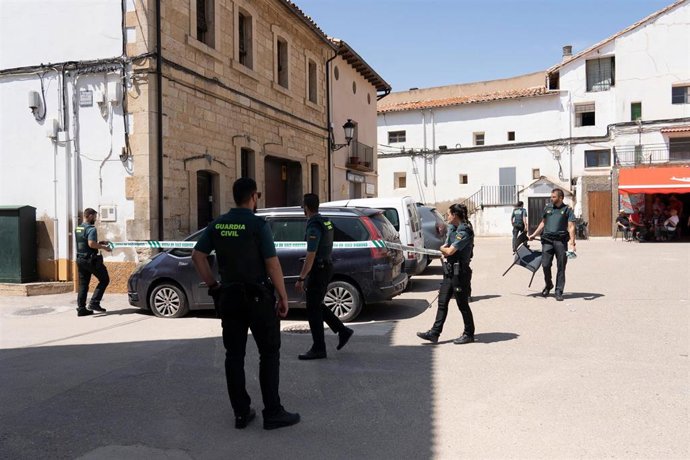 Agentes de la Guardia Civil acordonan el coche donde estuvo una de las víctima en Castellote, Teruel.