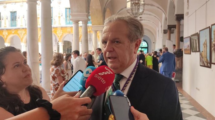 El presidente de la Diputación de Córdoba, Salvador Fuentes, atiende a los periodistas en una imagen de archivo.