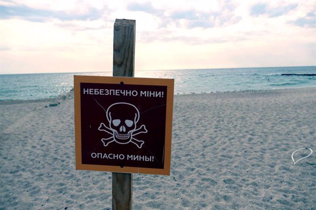 Archivo - Un cartel advirtiendo del peligro de minas en una playa de la ciudad de Odesa, en el sur de Ucrania