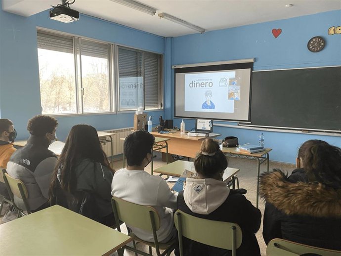 Archivo - Curso en cultura financiera básica.