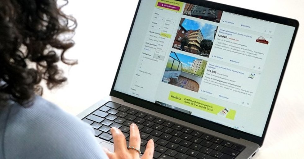 Archivo - Una persona buscando vivienda en el portal de Idealista.