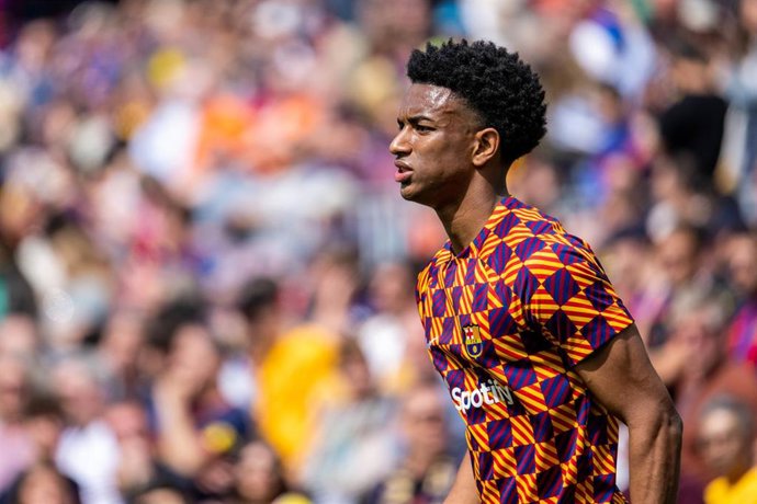 Archivo - El jugador del FC Barcelona Alejandro Balde, durante un calentamiento previo a un encuentro de LaLiga. 