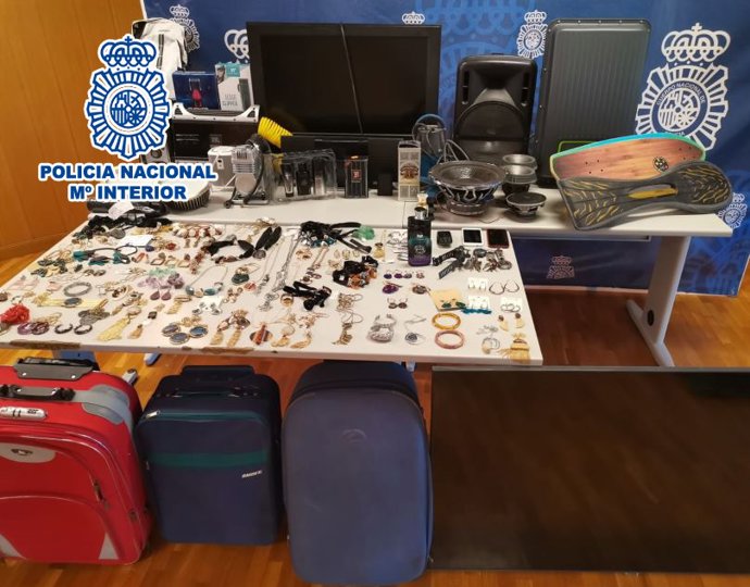 Detenido por 13 robos con fuerza en casas de zonas rurales de Alicante y Murcia y por sustraer seis coches