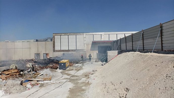 Labores de remate en la zona del origen del incendio en el Jaén Plaza