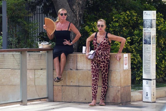 Turistas por las calles de Málaga soportan las altas temperaturas