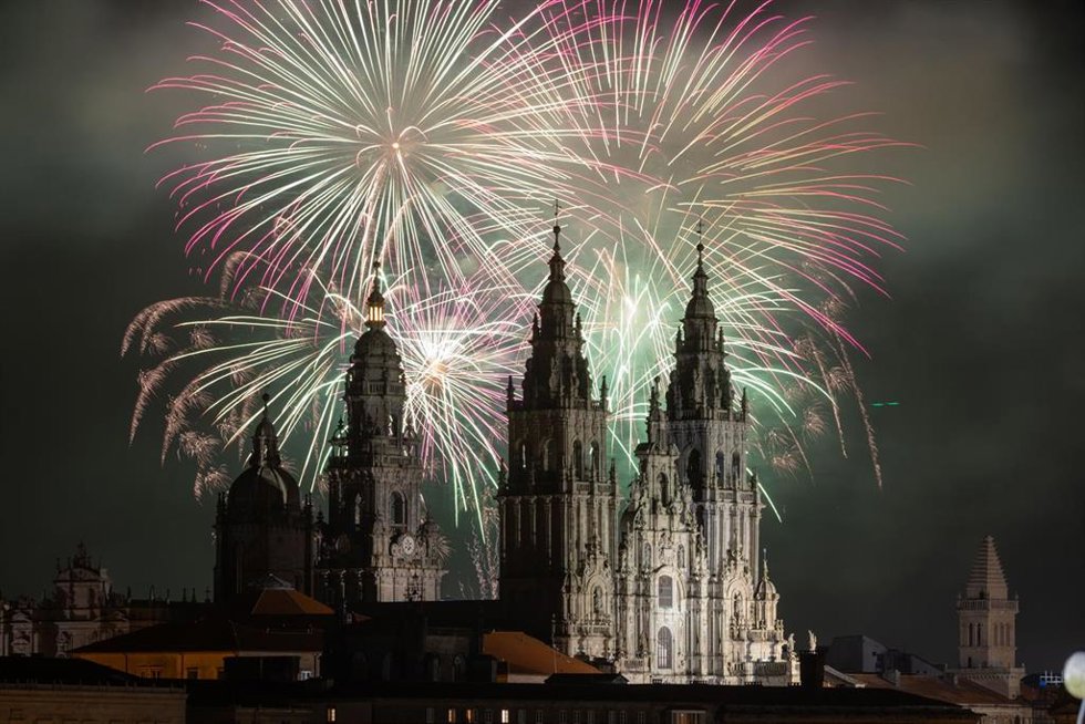 Espectáculo pirotécnico durante las Fiestas del Apóstol, patrón de Santiago, de Galicia, y de toda España, a 24 de julio de 2023, en Santiago de Compostela, A Coruña, Galicia.
