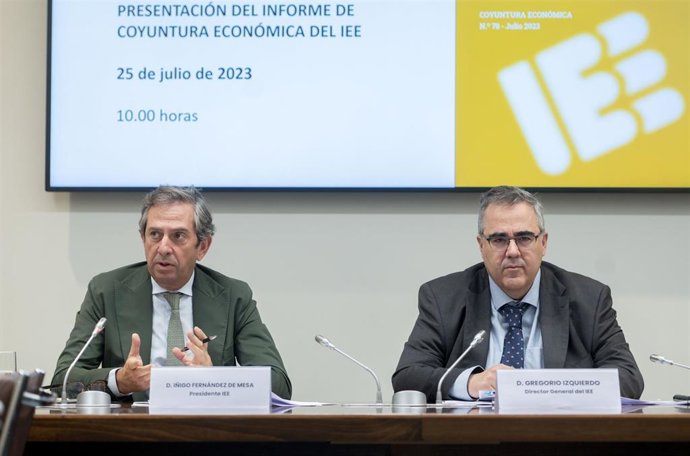 El presidente y el director General del Instituto de Estudios Económicos, Íñigo Fernández de Mesa (i) y Gregorio Izquierdo (d), durante la presentación del informe semestral de Coyuntura Económica del Instituto de Estudios Económicos, en la sede de CEOE