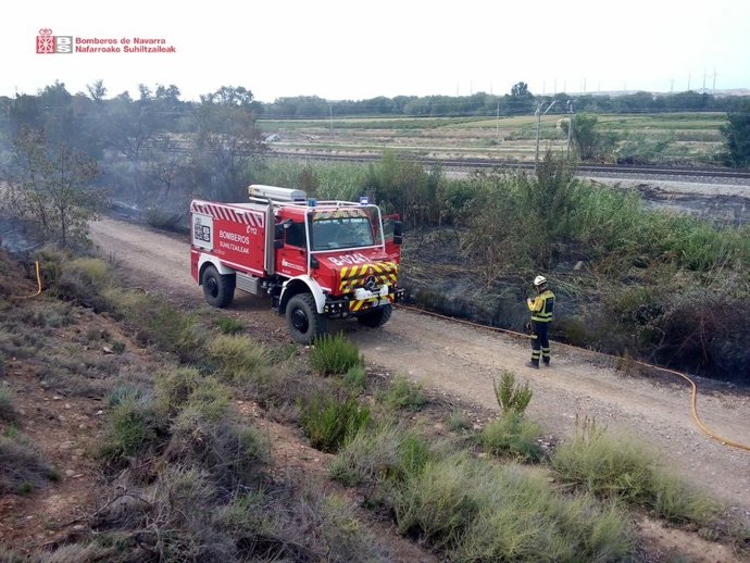 Los bomberos extinguen un incendio de vegetación junto a las vías del tren en El Bocal.