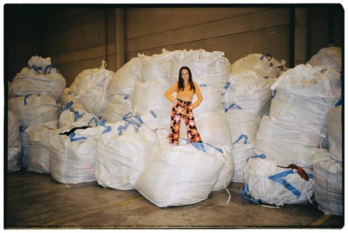 La diseñadora María Escoté con ropa vaquera reutilizada para la tienda 'pop up' de Moda re-.