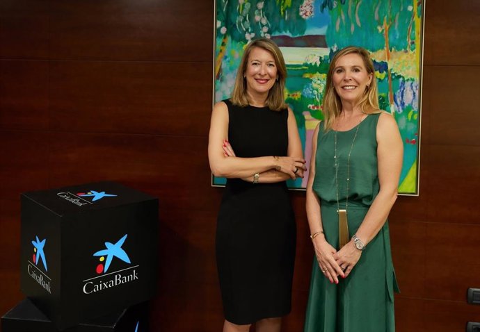 La directora territorial de CaixaBank en Baleares, María Cruz Rivera (izquierda), y la ganadora del 'Premio Mujer Empresaria de CaixaBank 2023' en Baleares, Begoña Amengual (derecha).