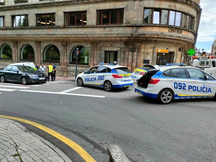 Colisión entre una furgoneta y un vehículo en la intersacción de las calles Calvo Sotelo, Santa Susana y Marqués de Santa Cruz en Oviedo.