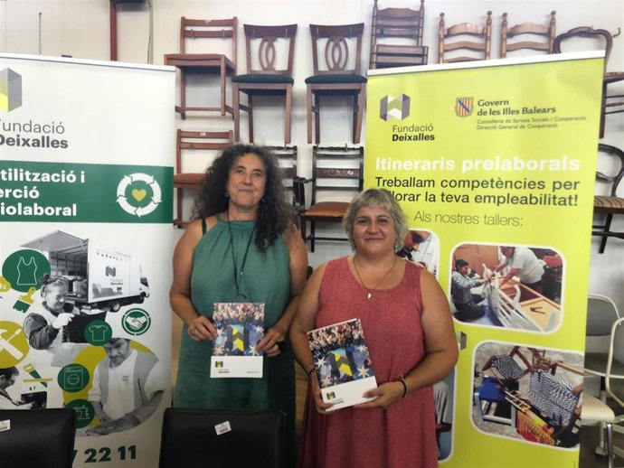 La directora de Deixalles, Xisca Martí, junto a la gerente de Deixalles de Servicios Ambientales, María Jaume.