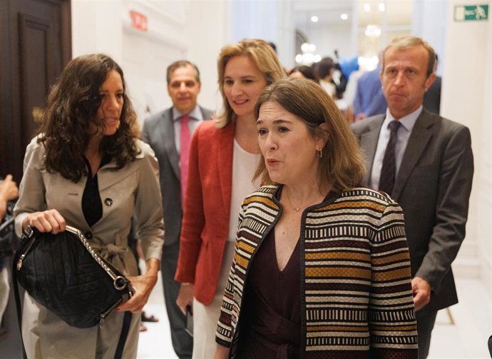 Archivo - La número dos de la lista del PP a las elecciones del 23J, Marta Rivera de la Cruz (1d), a su llegada a un desayuno informativo de la tribuna Fórum Europa, en el Hotel Mandarin Oriental Ritz, a 19 de junio de 2023, en Madrid (España). El desay