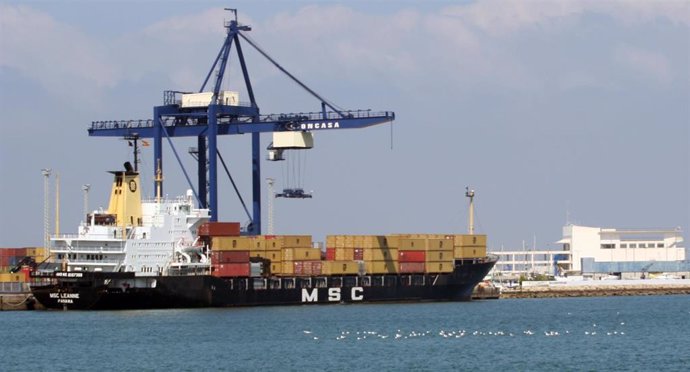 Archivo - Carguero del la naviera MSC en el Puerto de Cádiz
