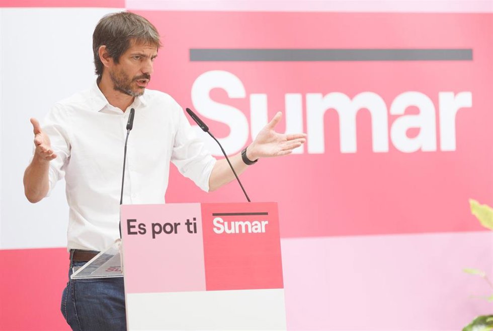 El portavoz de Sumar, Ernest Urtasun, interviene durante una rueda de prensa tras las elecciones generales del 23J, en Espacio Larra, a 24 de julio de 2023, en Madrid (España).