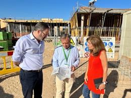 El delegado del Gobierno andaluz en Córdoba, Adolfo Molina (izda.), visita las obras del nuevo centro de salud de la barriada periférica cordobesa de Alcolea.