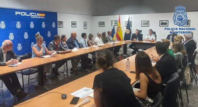 La Policía Nacional mantuvo el pasado 19 de julio en la Comisaría Provincial de Santa Cruz de Tenerife una reunión informativa y de cooperación con 19 representantes del Cuerpo Consular acreditado en la provincia tinerfeña