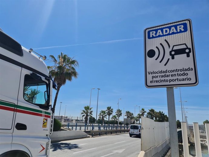 Aviso de radares en el recinto portuario de Algeciras.