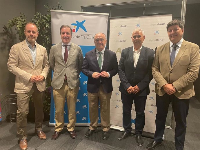 Representantes de Cooperativas Agro-alimentarias de Andalucía, Fundación la Caixa y CaixaBank, en la firma del convenio.