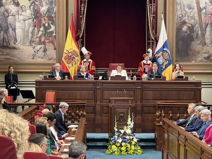 La presidenta del Parlamento de Canarias, Astrid Pérez, ha defendido el valor del diálogo, el debate, la moderación y la búsqueda de acuerdos durante la sesión solemne de apertura de la XI Legislatura