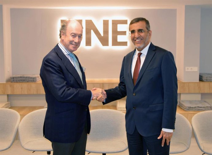 El presidente de la Asociación Española de Normalización, UNE, Alfredo Berges y el gobernador de SASO,  Dr. Al-Kasabi, .