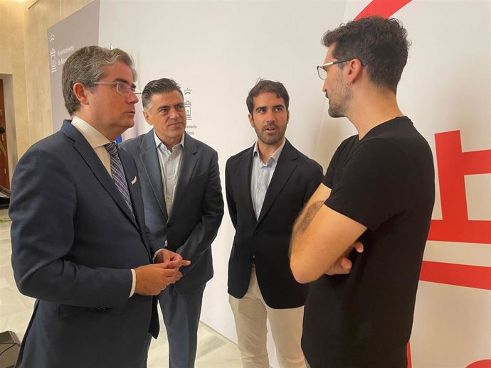 El concejal de Turismo, Comercio y Consumo del Ayuntamiento, Jesús Pacheco, a la izquierda, ofrece los datos