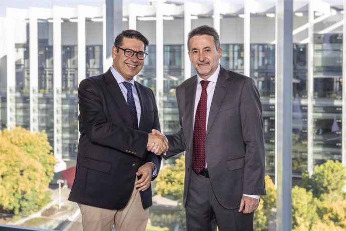 El Vicepresidente del BEI, Ricardo Mourinho Félix, junto al Consejero Delegado de Repsol, Josu Jon Imaz.