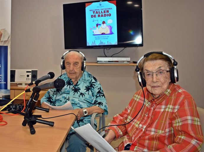 El taller de radio- podcast entre los ancianos de la residencia Ballesol de Patacona (Valencia)