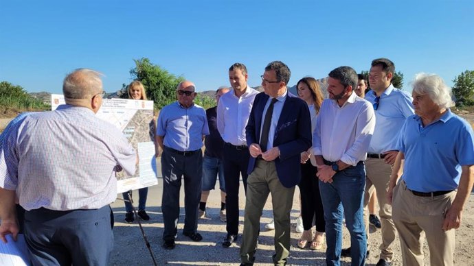El consejero en funciones de Agua, Agricultura, Ganadería y Pesca, Antonio Luengo, junto al alcalde de Murcia, José Ballesta, en su visita el camino rural Las Palmeras