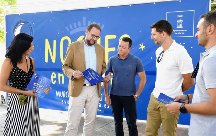El concejal de Desarrollo Urbano y Ciudad Inteligente, José Guillén, segundo por la izquierda, presenta el programa 'Noches en Familia',