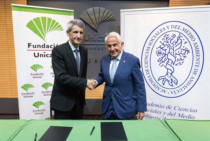 Archivo - Fundación Bancaria Unicaja y Academia de Ciencias Sociales y Medio Ambiente ratifican los Premios Trayectorias Académicas.