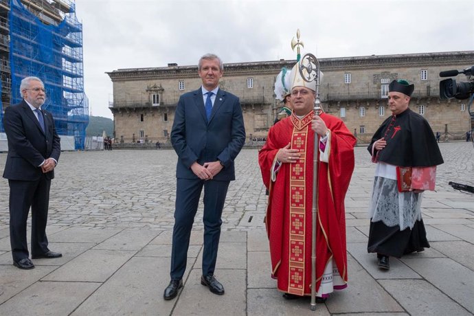 El presidente de la Xunta de Galicia, Alfonso Rueda (2i), y el arzobispo de Santiago, Francisco Prieto, antes de la celebración.