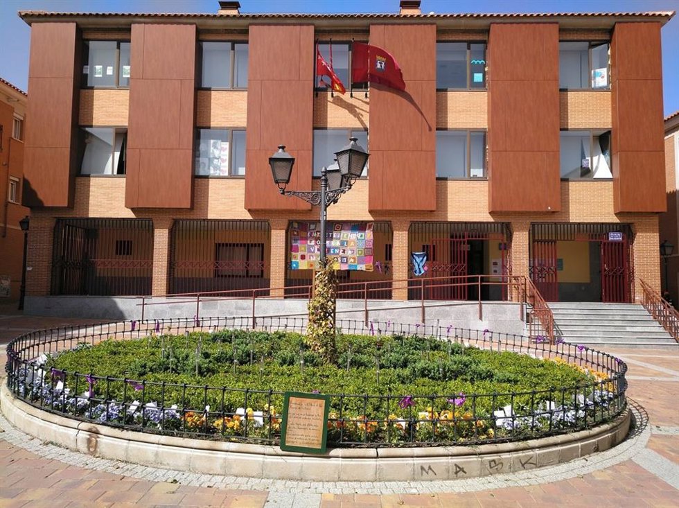 Archivo - Madrid colocará de manera permanente una placa homenaje en la plaza de las Mujeres de Vicálvaro