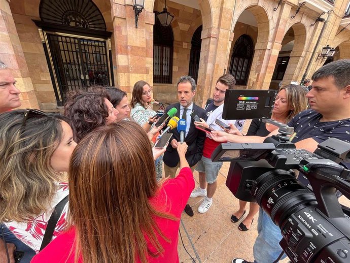 Ignacio Cuesta atiende a los medios de comunicación ante el Ayuntamiento de Oviedo.