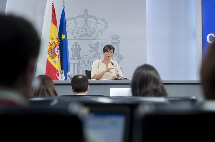 La ministra de Política Territorial y portavoz del Gobierno, Isabel Rodríguez, ofrece una rueda de prensa posterior a la reunión del Consejo de Ministros, en el Palacio de la Moncloa, a 25 de julio de 2023, en Madrid (España). A propuesta del titular de