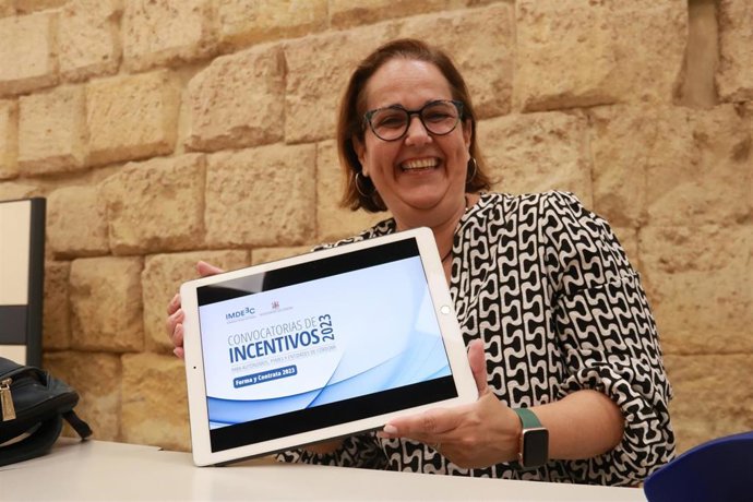 La presidenta del Imdeec, Blanca Torrent, en la presentación de la convocatoria de incentivos.