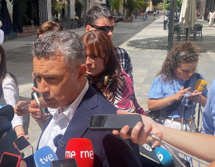 El alcalde de Logroño, Conrado Escobar, atiende a los medios en el lugar del suceso