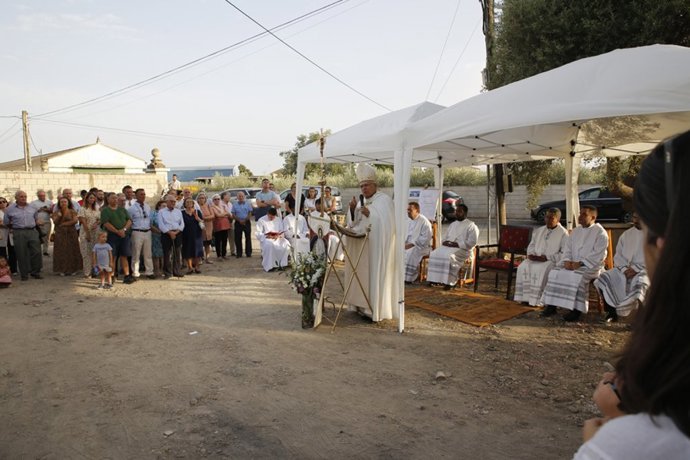 Demetrio Fernández interviene en el acto de colocación de la primera piedra de la futura Iglesia de San Gregorio, en la barriada periférica de Majaneque.