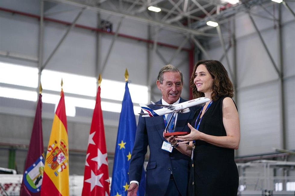 La presidenta de la Comunidad de Madrid, Isabel Díaz Ayuso, en la inauguración de un nuevo hangar de Swiftair en Barajas.