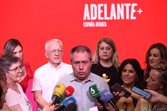 El secretario general del PSOE-A, Juan Espadas, atiende a los medios antes de la reunión de la Ejecutiva del PSOE-A este martes.